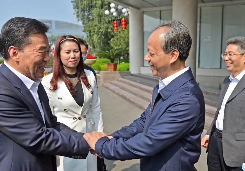 把中山声音带到全国两会上， 展现全市上下直面问题、踏平坎坷成大道的精气神和日夜兼程奋斗的正能量